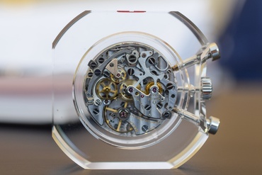 Đồng hồ Omega co axial chronometer có ưu điểm gì đặc biệt?