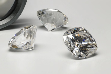 Kim cương moissanite là gì? Moissanite có phải là kim cương thật không? 