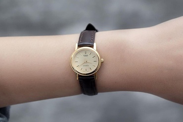 Đồng hồ Casio nữ dây da: Đặc điểm hấp dẫn và gợi ý cách chọn phù hợp trang phục, cá tính