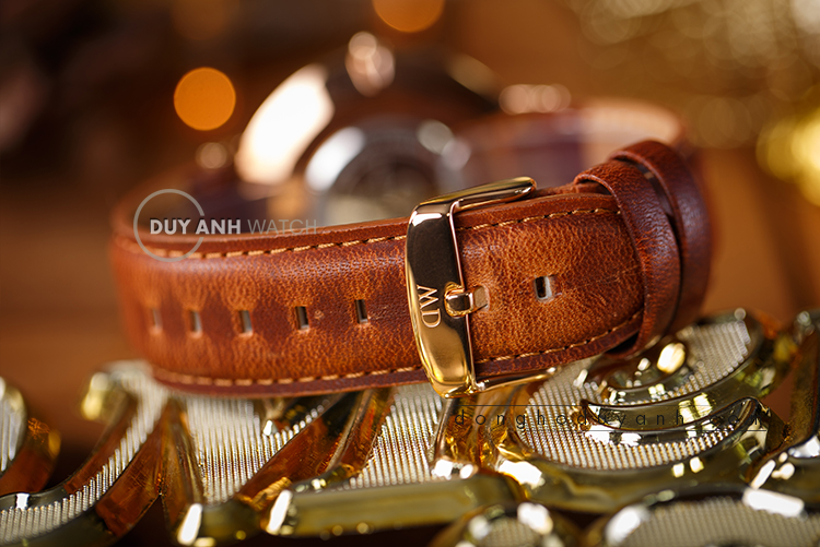 Dây da cùng chi tiết khắc chìm trên khóa đồng hồ Daniel Wellington