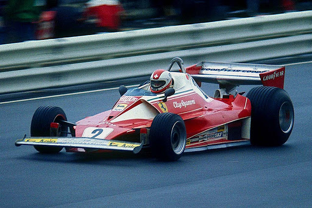 Clay Regazzoni lái chiếc xe Công thức 1 Ferrari 312T2 vào năm 1976. Vào những năm 1970, Heuer là người bấm giờ chính thức của đội Ferrari 