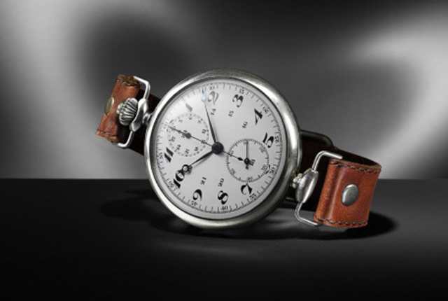 Đồng hồ bấm giờ đeo tay đầu tiên của Heuer có vỏ bạc, mặt số tráng men và kim dạ quang - 1914