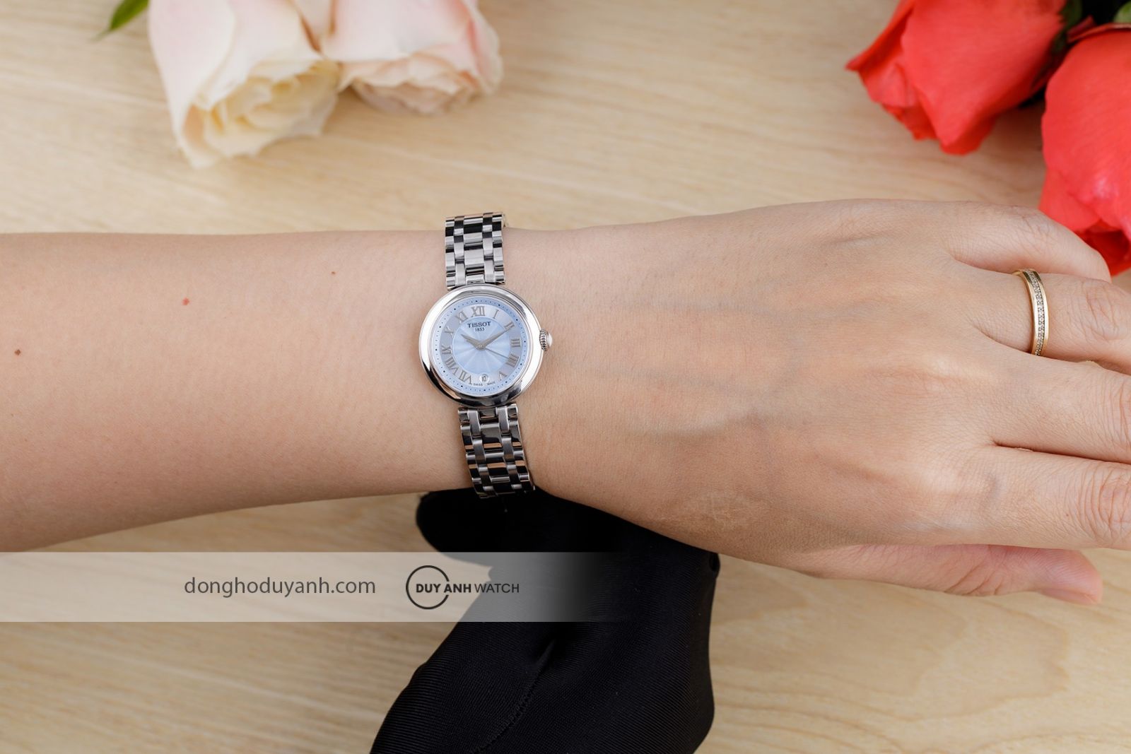 Đồng hồ nữ Tissot Bellissima Small T126.010.11.133.00 trên cổ tay phái đẹp