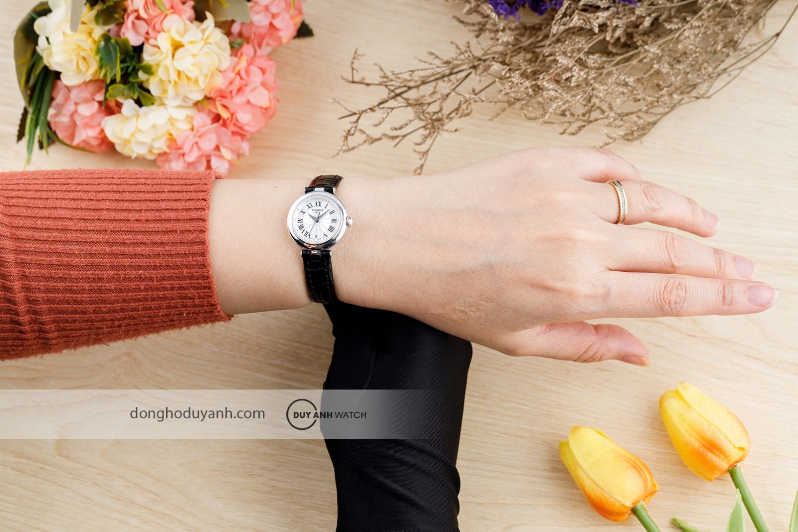 Đồng hồ nữ Tissot Bellissima Small Lady T126.010.16.013.00 trên cổ tay phái đẹp