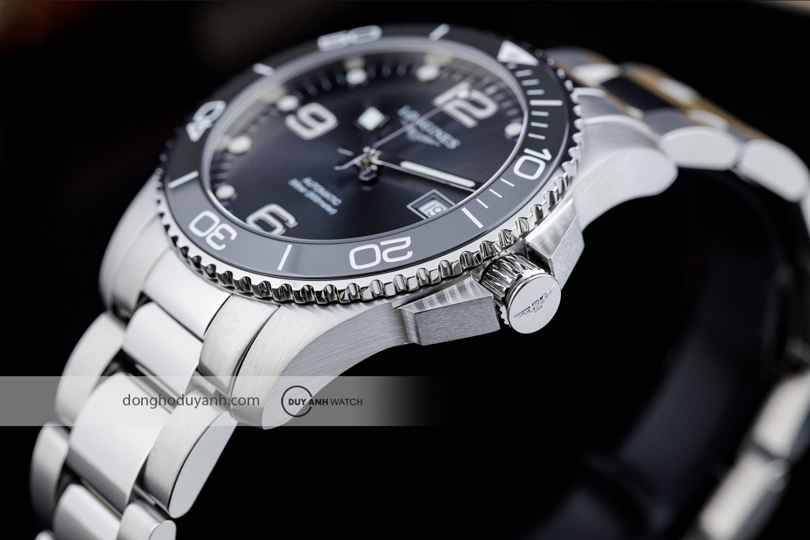 Góc nhìn nghiếng đồng hồ Longines HydroConquest L3.781.4.76.6