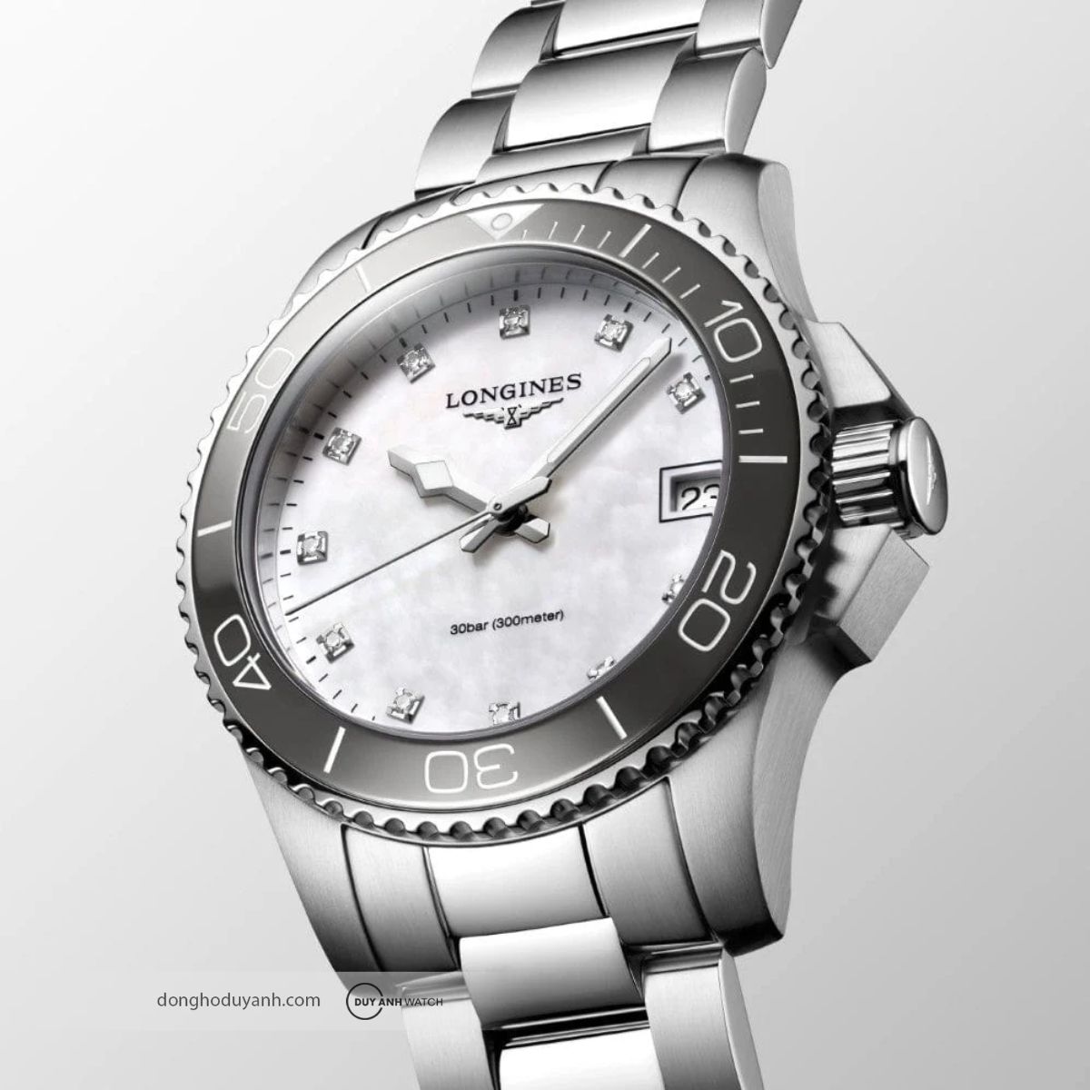 Longines HydroConquest L3.370.4.87.6 nổi bật với mặt số xà cừ tự nhiên kết hợp cọc số kim cương tinh tế,