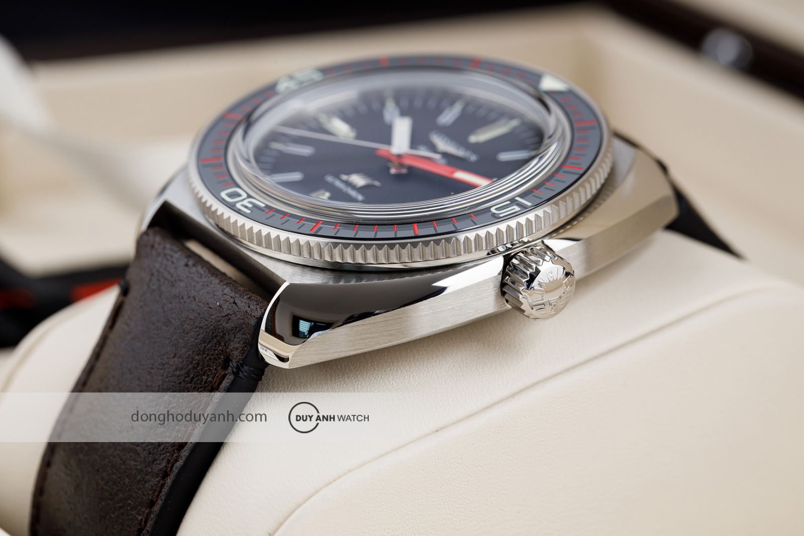 Longines Ultra Chron Box Edition L2.836.4.52.8 mang lại trải nghiệm đeo rất khác biệt so với các mẫu diver hiện đại.