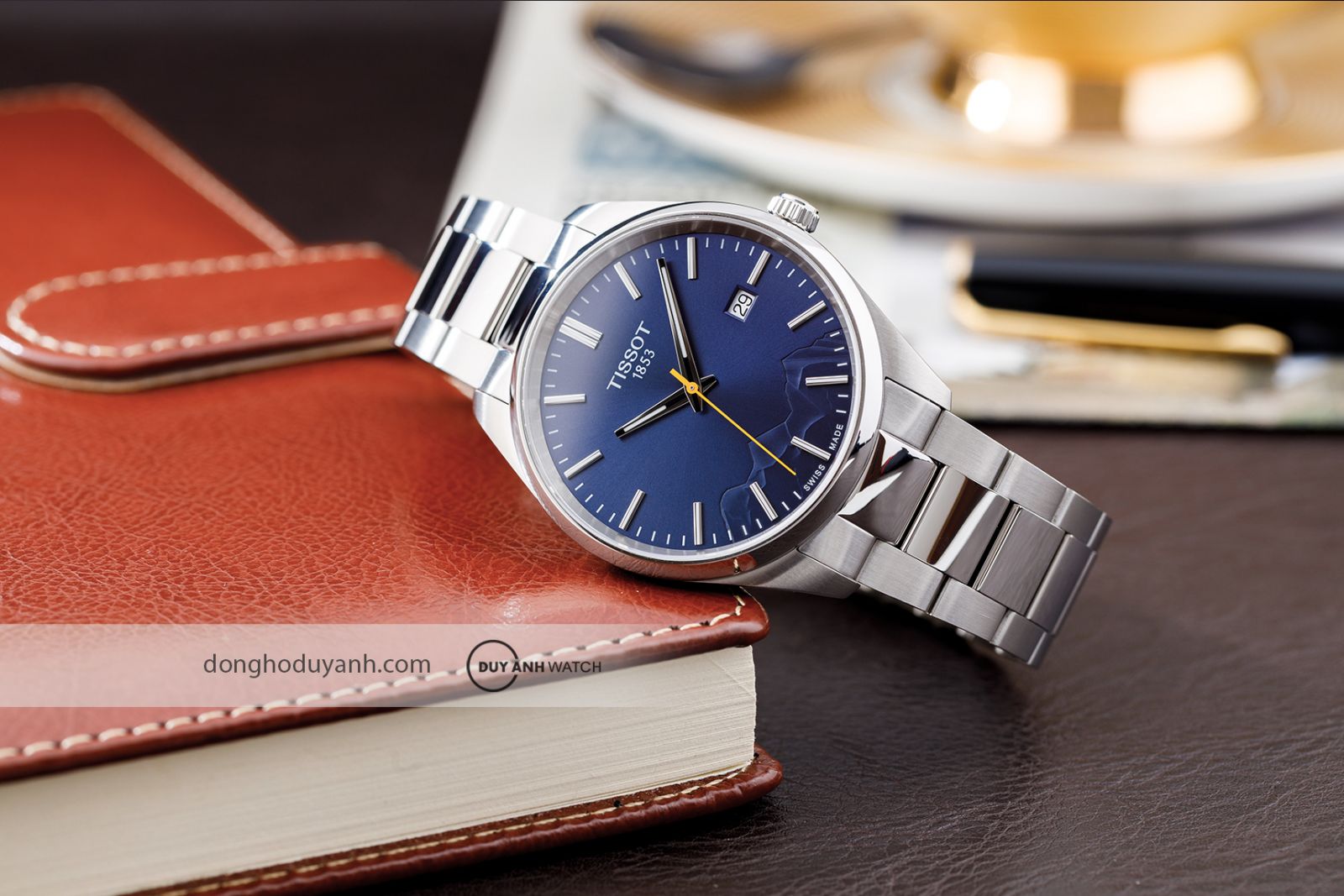 Tissot PR 100 Jungfraubahn T150.410.11.041.02 nổi bật với mặt số xanh sâu kết hợp họa tiết dãy Alps đầy tinh tế.