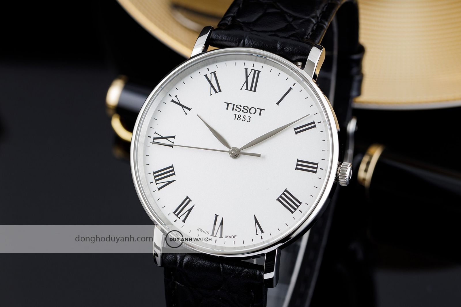 Tissot Everytime T143.410.16.033.00 tỏa sáng rực rỡ với mặt số trắng thuần khiết 40mm kết hợp bộ chữ số La Mã cổ điển và dây da đen sang trọng.