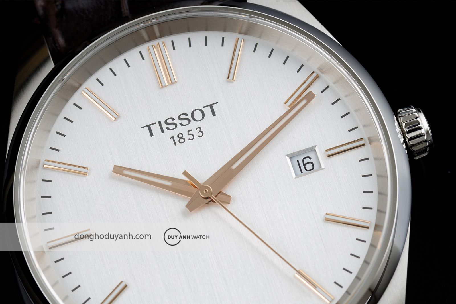 Tissot PR 100 T150.410.16.031.00 tỏa sáng rực rỡ với mặt số bạc chải xước tinh tế kết hợp cùng các chi tiết mạ vàng hồng và dây da nâu sang trọng.