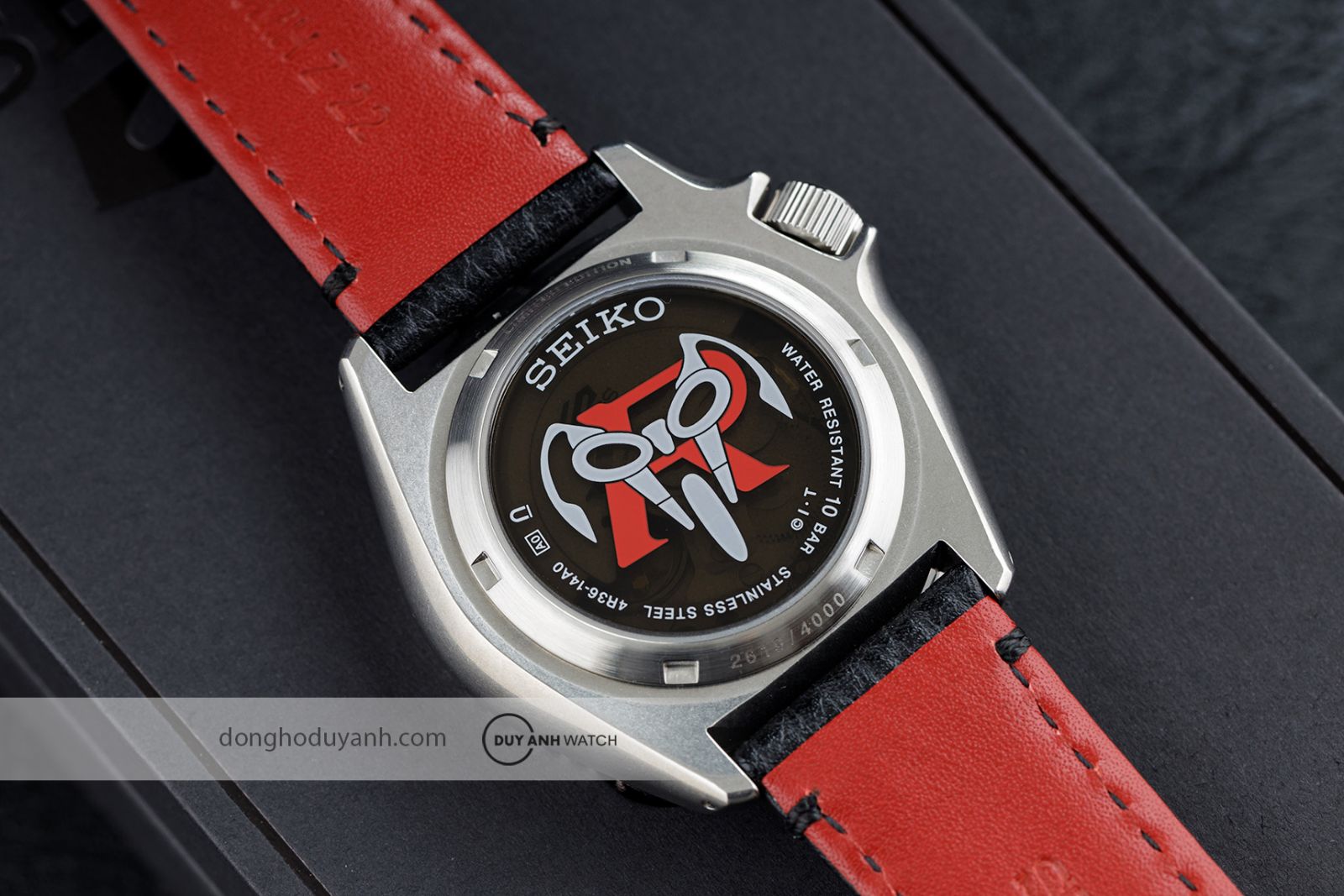 Mặt đáy Seiko 5 Sports Masked Rider Limited Edition SRPJ91K1