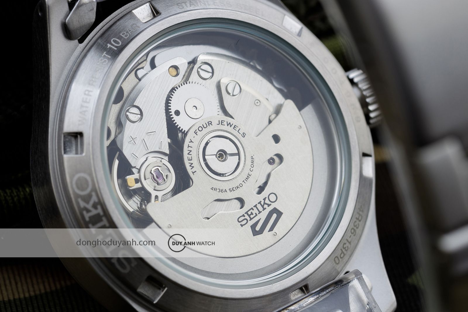 Mặt đáy Seiko 5 Sports Field quân đội SRPJ81K1