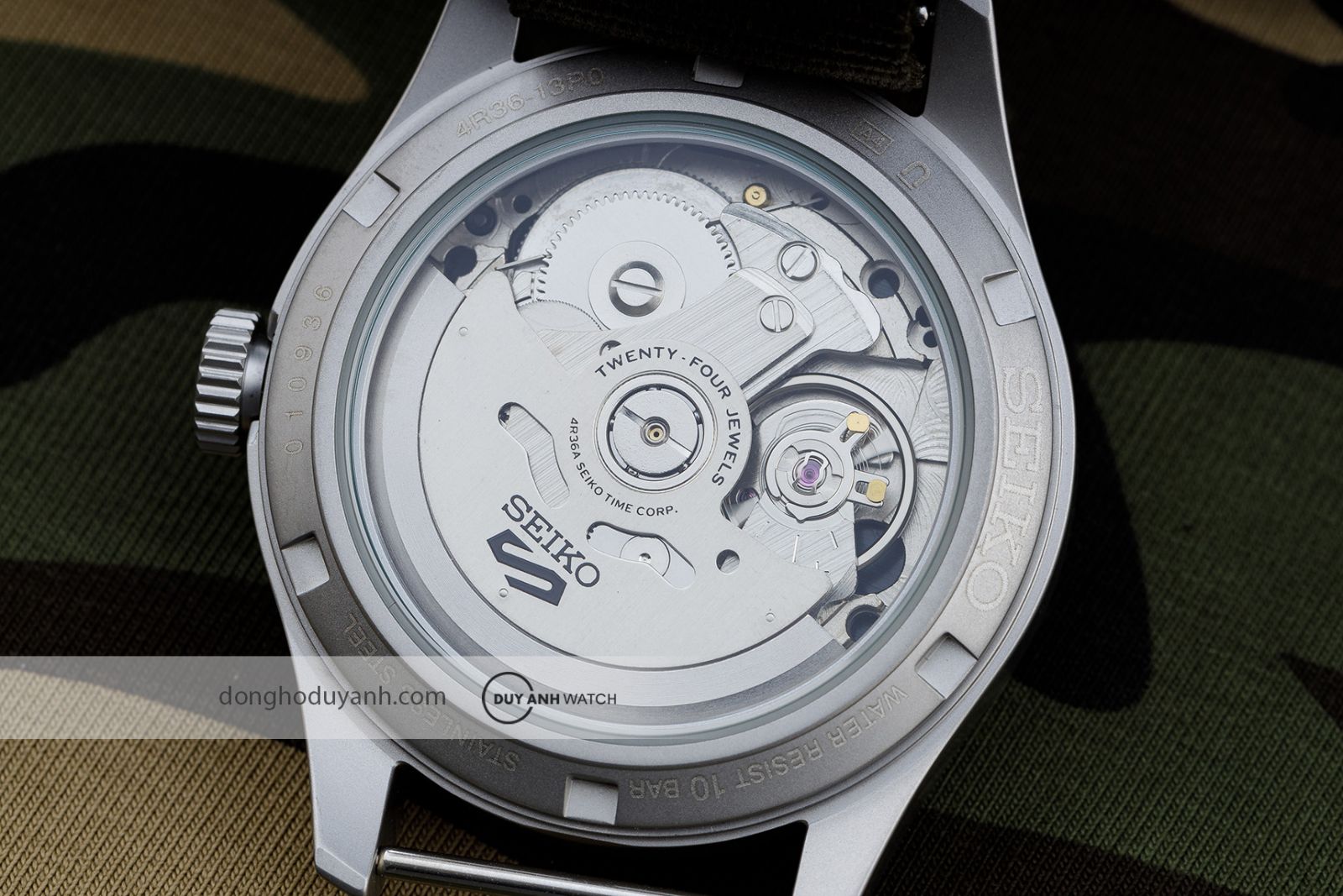 Mặt đáy Seiko 5 Sports Field quân đội SRPJ85K1