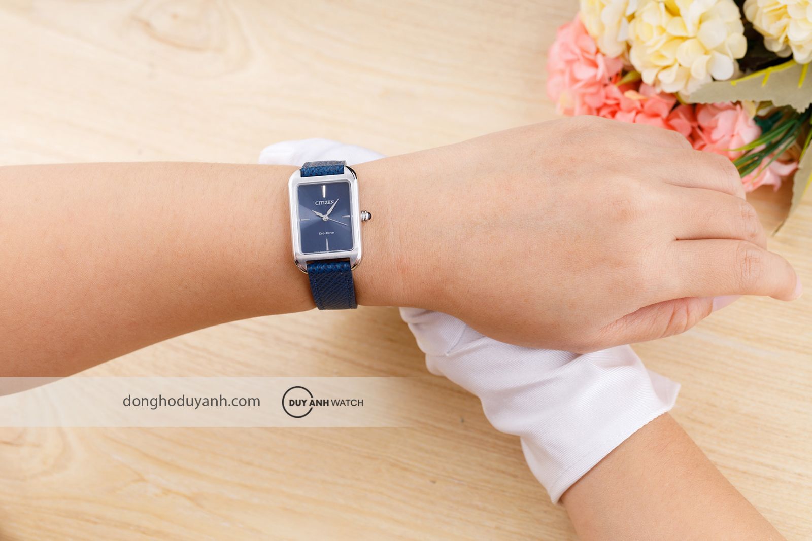 Đồng hồ nữ Citizen Eco-Drive EM1190-06L trên tay
