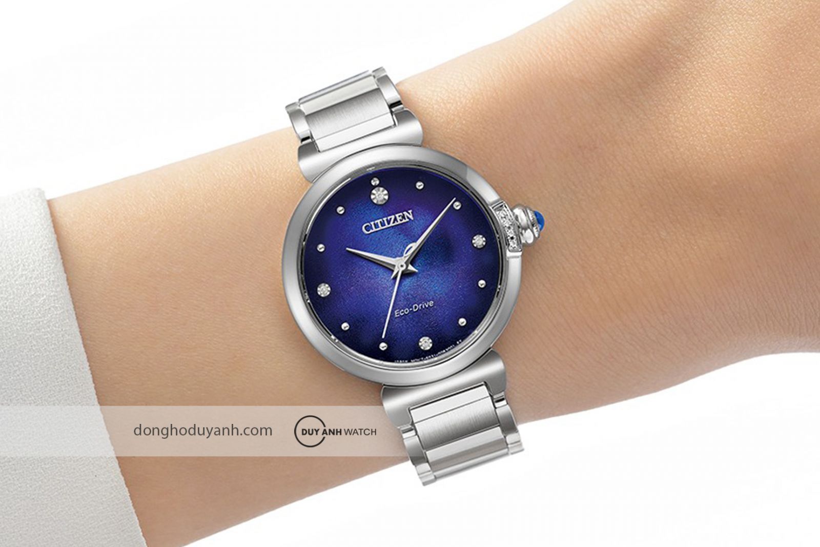 Citizen L Eco-Drive EM1060-87L trên tay