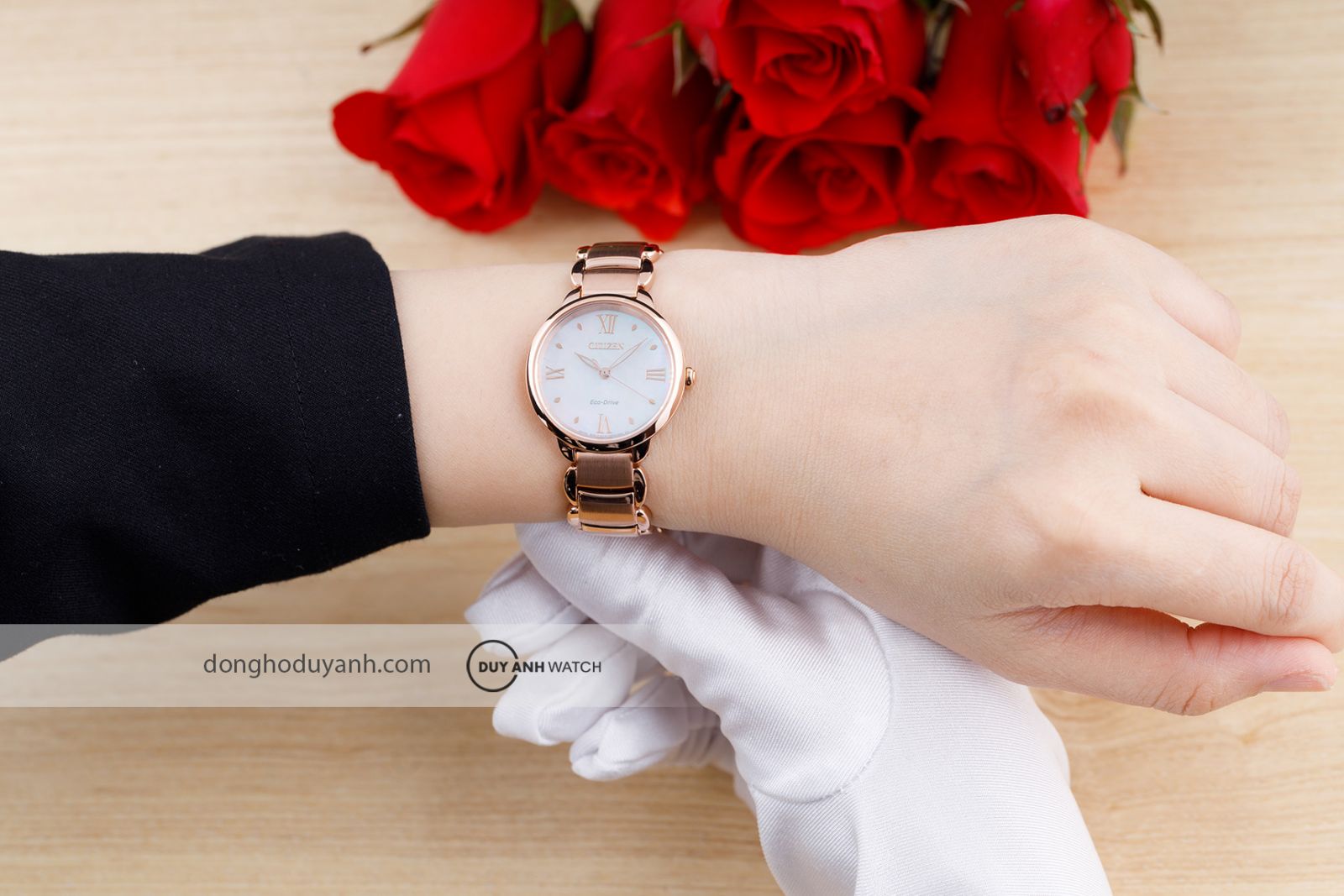 Đồng hồ nữ Citizen L Eco-Drive EM0928-84D trên tay