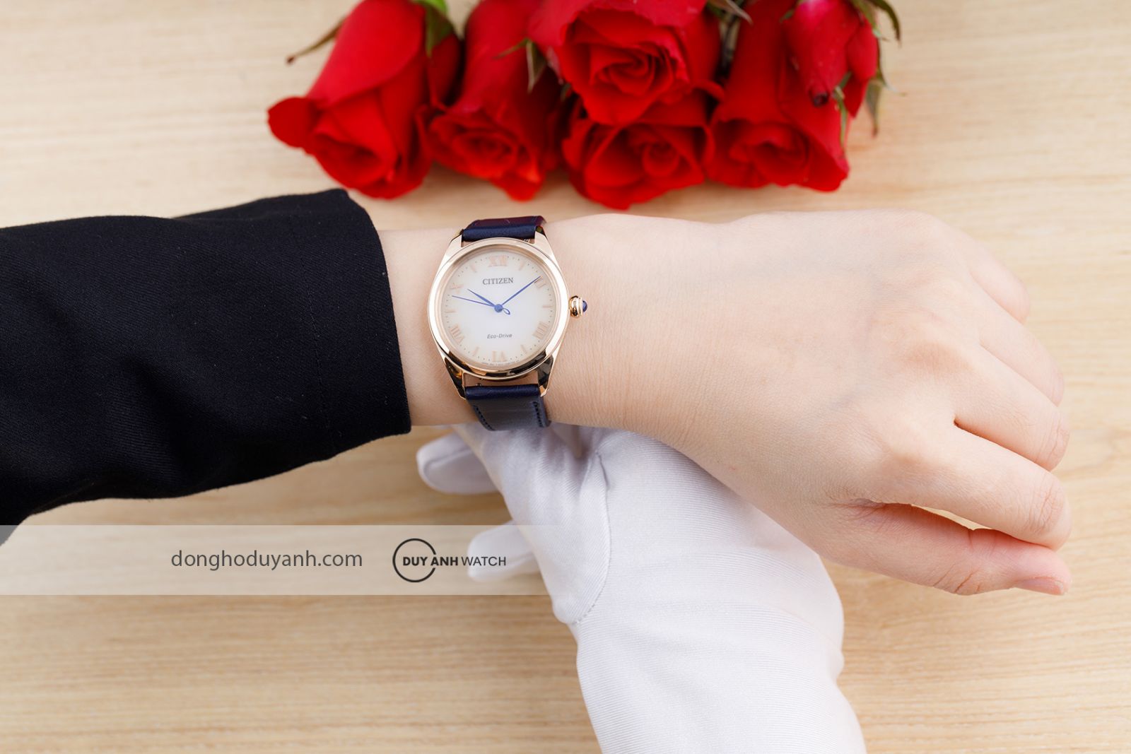 Đồng hồ nữ Citizen L Eco-Drive EM1143-14Z trên tay