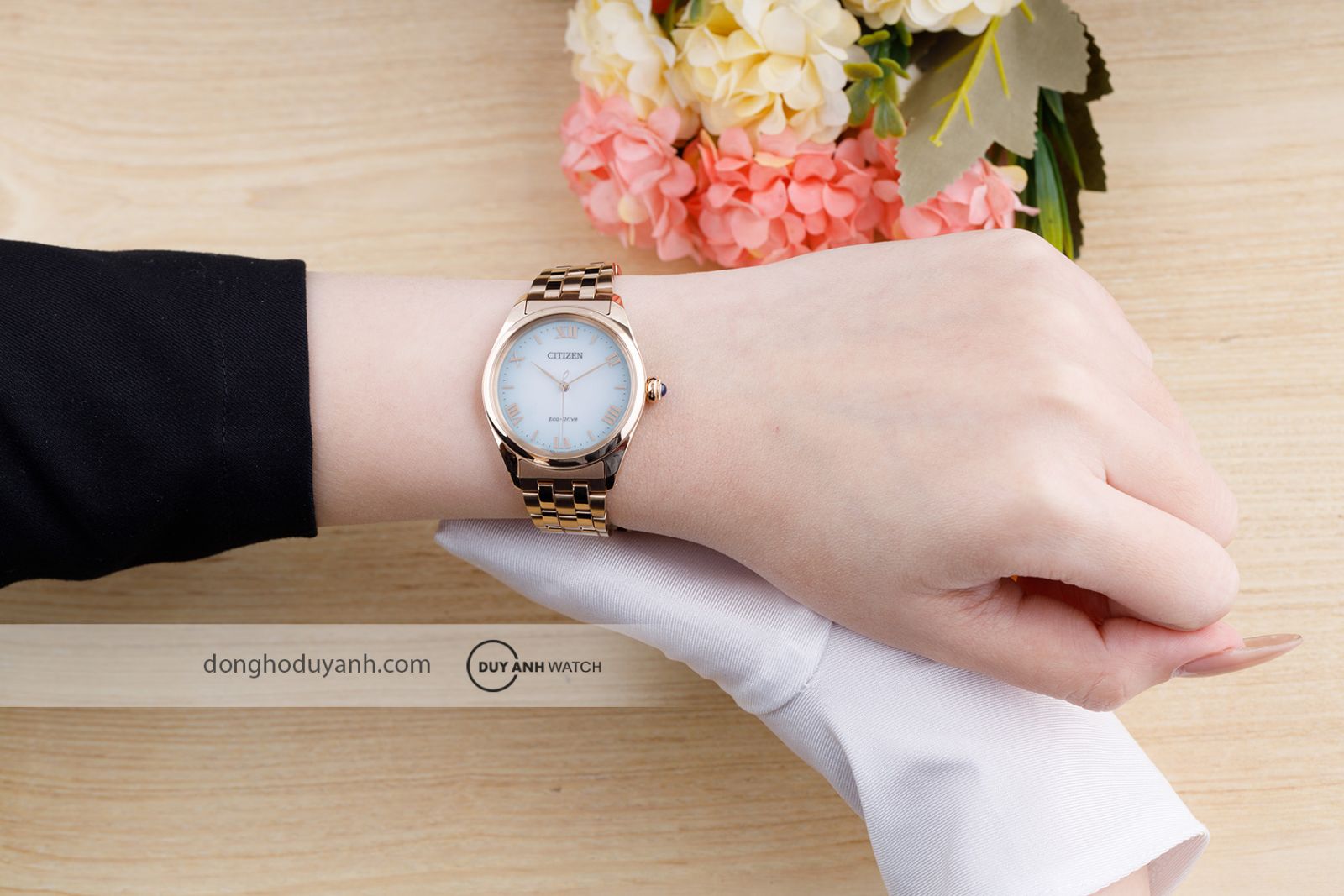 Đồng hồ nữ Citizen L Eco-Drive EM1143-81X trên tay