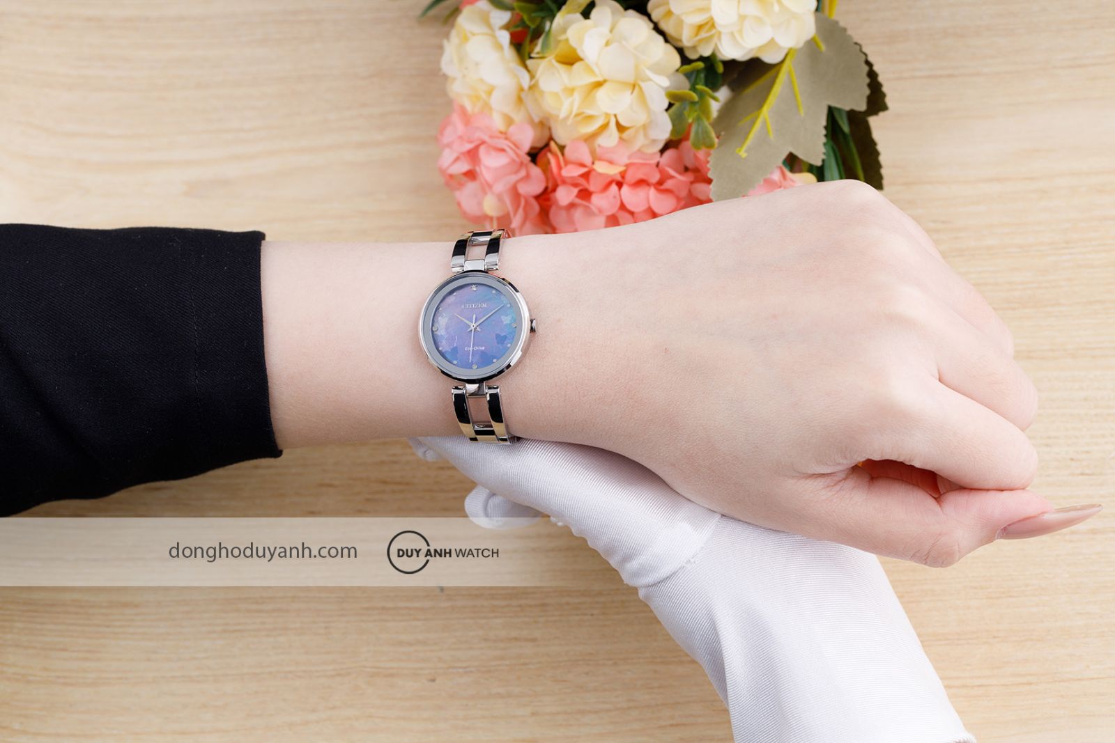 Đồng hồ nữ Citizen Eco-Drive EM0801-85N trên tay