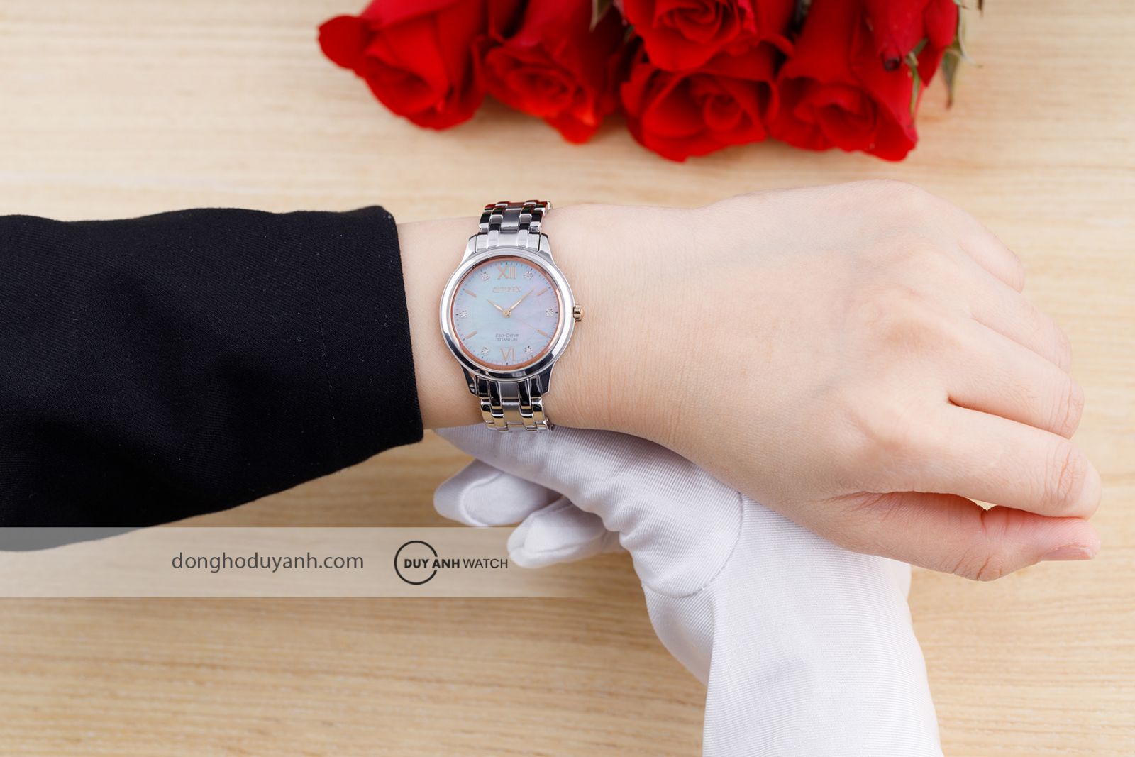 Đồng hồ nữ Citizen Eco-Drive Titanium EM0726-89Y trên tay