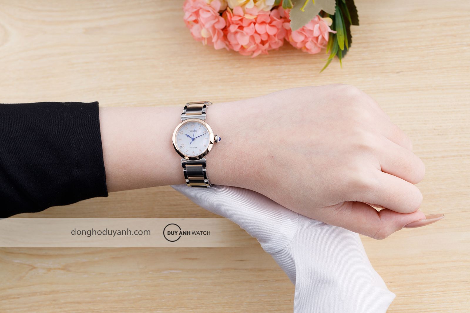 Đồng hồ nữ Citizen Eco-Drive EM1136-87D trên tay