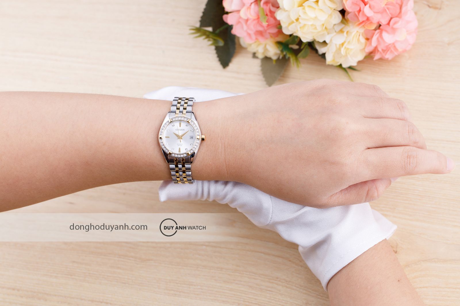 Đồng hồ nữ Citizen EU6066-59A trên tay