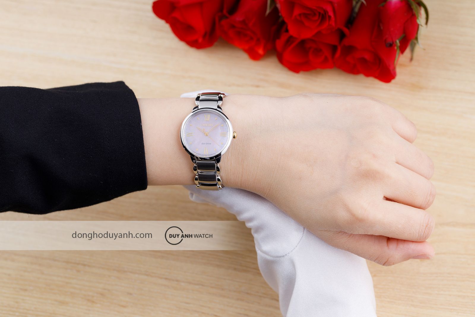 Đồng hồ nữ Citizen Eco-Drive EM0927-87Y trên tay