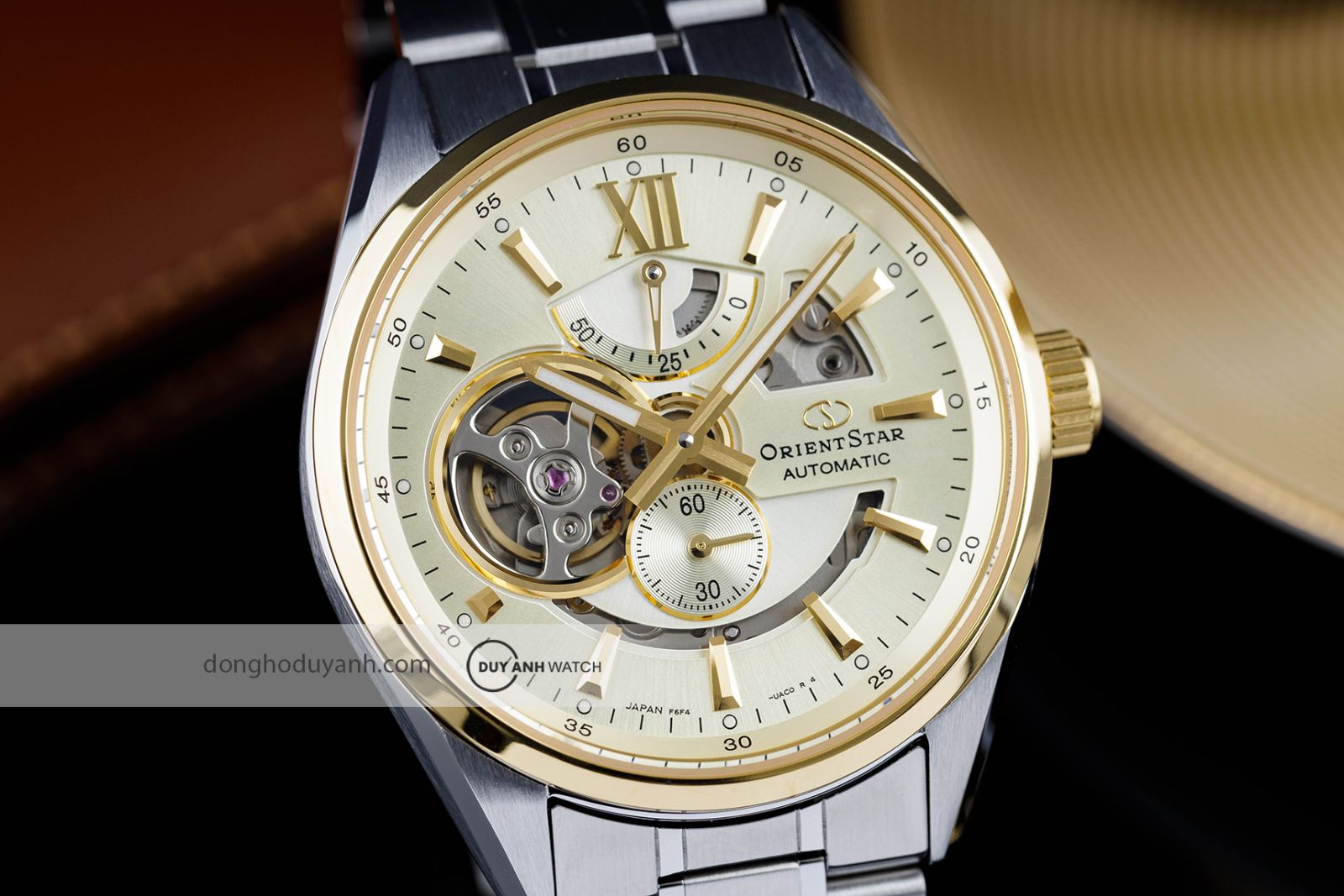 Mặt số có thiết kế Semi Skeleton sang trọng